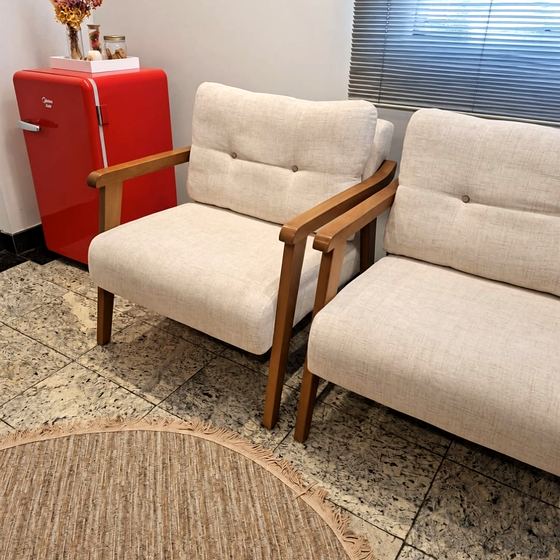 Poltronas da recepção com geladeira retrô