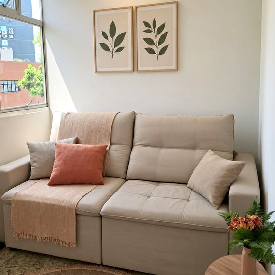 Sala de espera com sofá e quadros