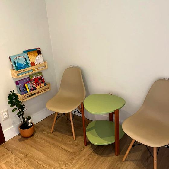 Cantinho de espera com livros infantis
