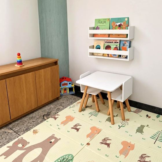 Espaço lúdico com tapete e brinquedos