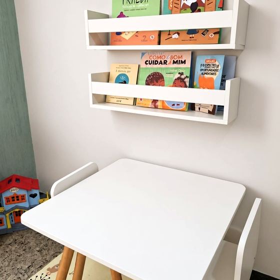 Mesinha infantil com prateleira de livros