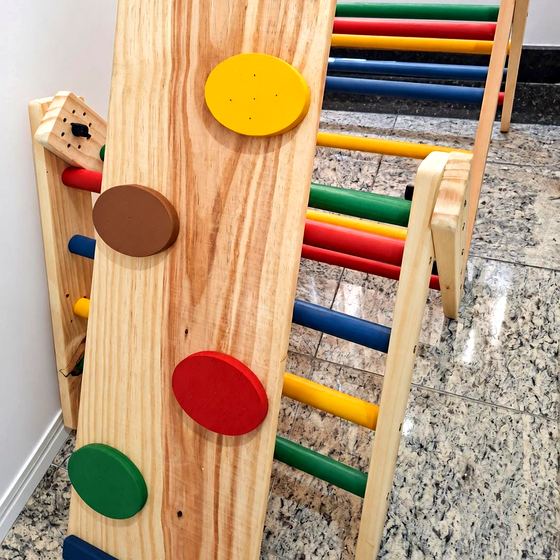 Rampa de escalada e escada Pikler da sala motora