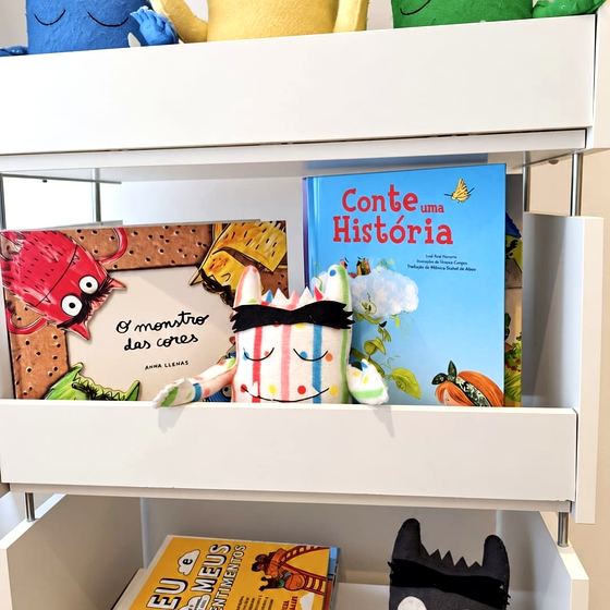 Prateleira com livros e bonecos de emoções