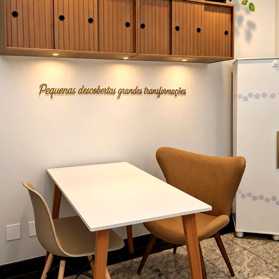 Sala de atendimento com a frase da clínica na parede